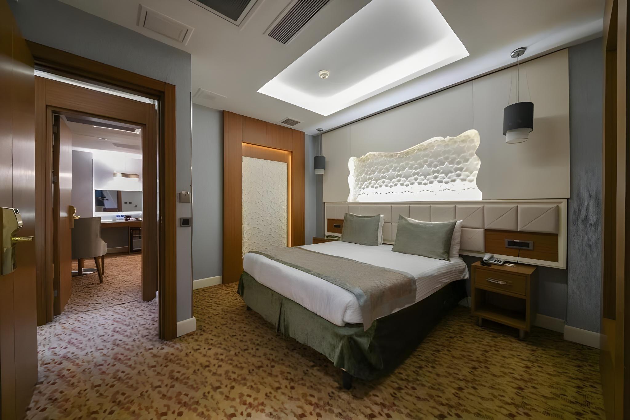 Connecting, Club, Basement, Twin Beds