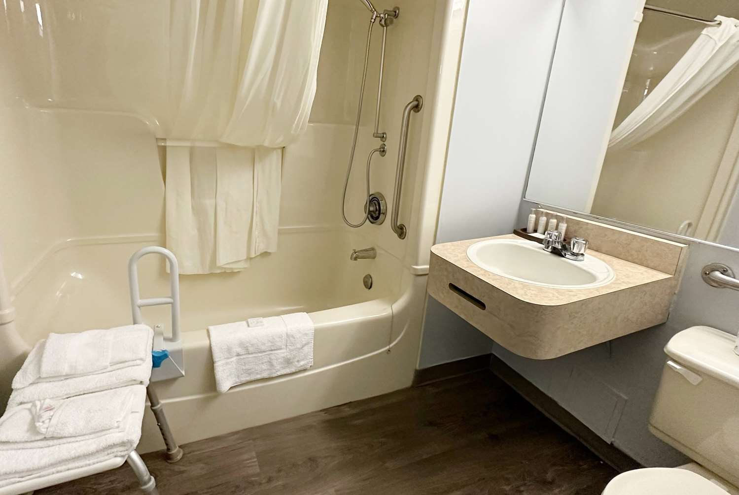 Travelodge By Wyndham Welland 15/16