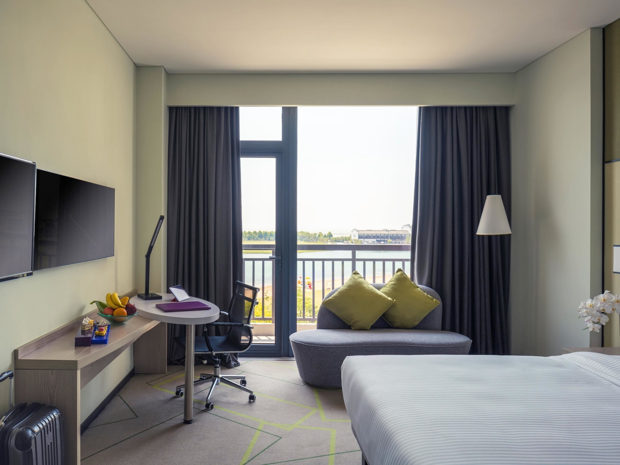 SUPERIOR, KING BED, LAKE VIEW