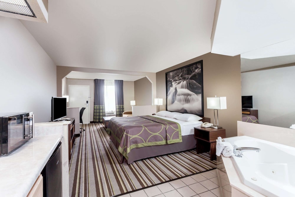 Super 8 by Wyndham Pigeon Forge Dollywood Lane 32/56