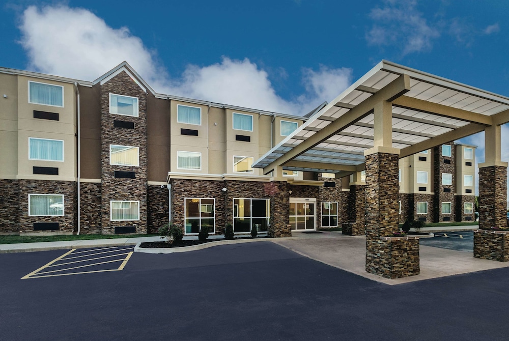 La Quinta Inn & Suites by Wyndham Collinsville - St. Louis 3/42