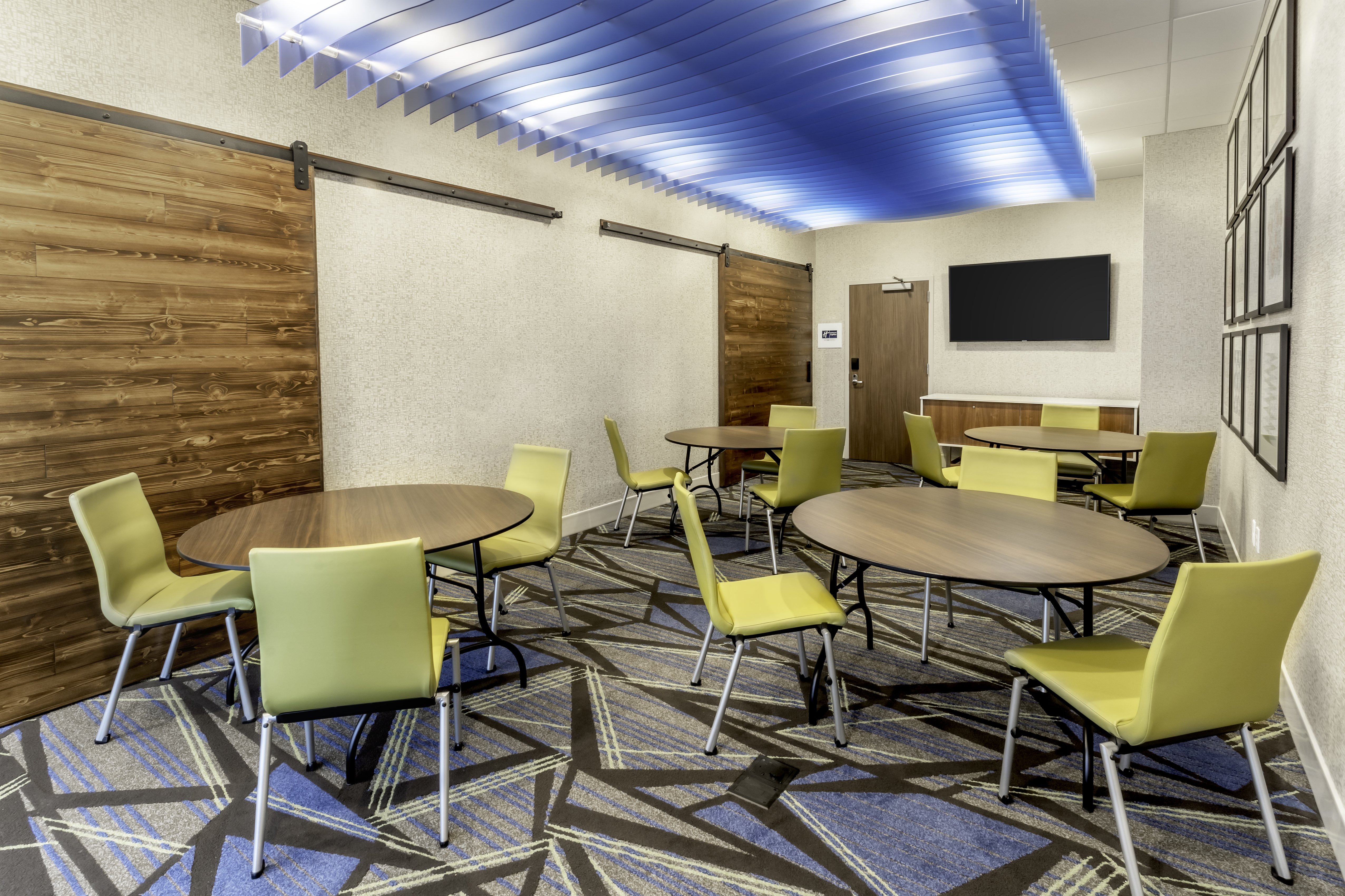 Holiday Inn Express & Suites Milwaukee - West Allis 53/61