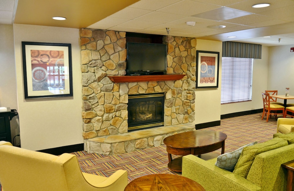 Holiday Inn Express Suites Center Township 50/78