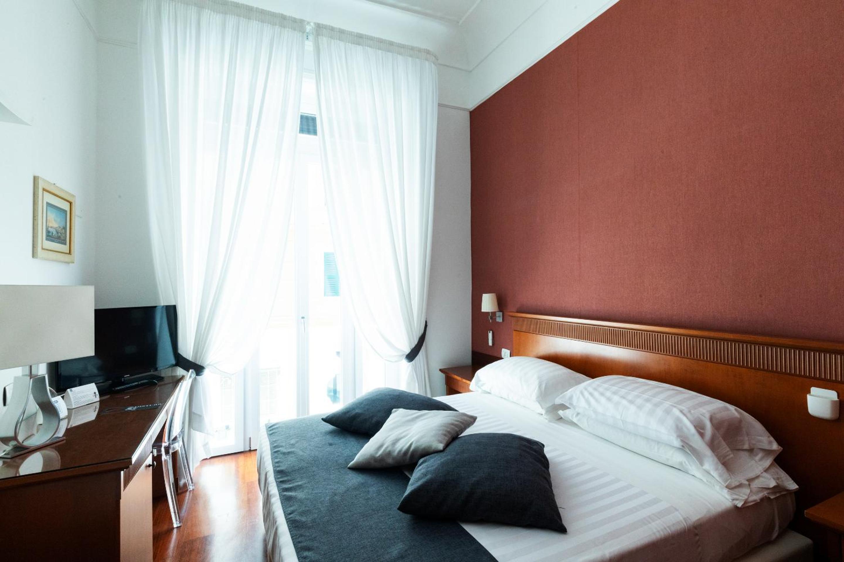 Superior, Queen Bed, Lateral Side Sea View