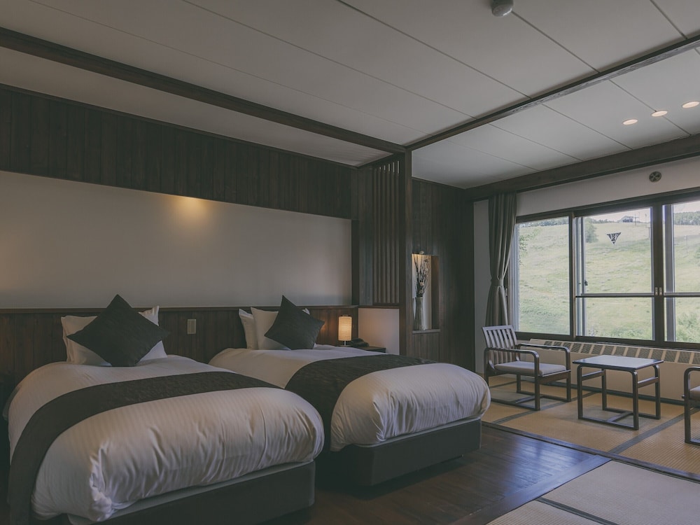 JAPANESE, MODERN, TWIN BEDS, SLOPE VIEW