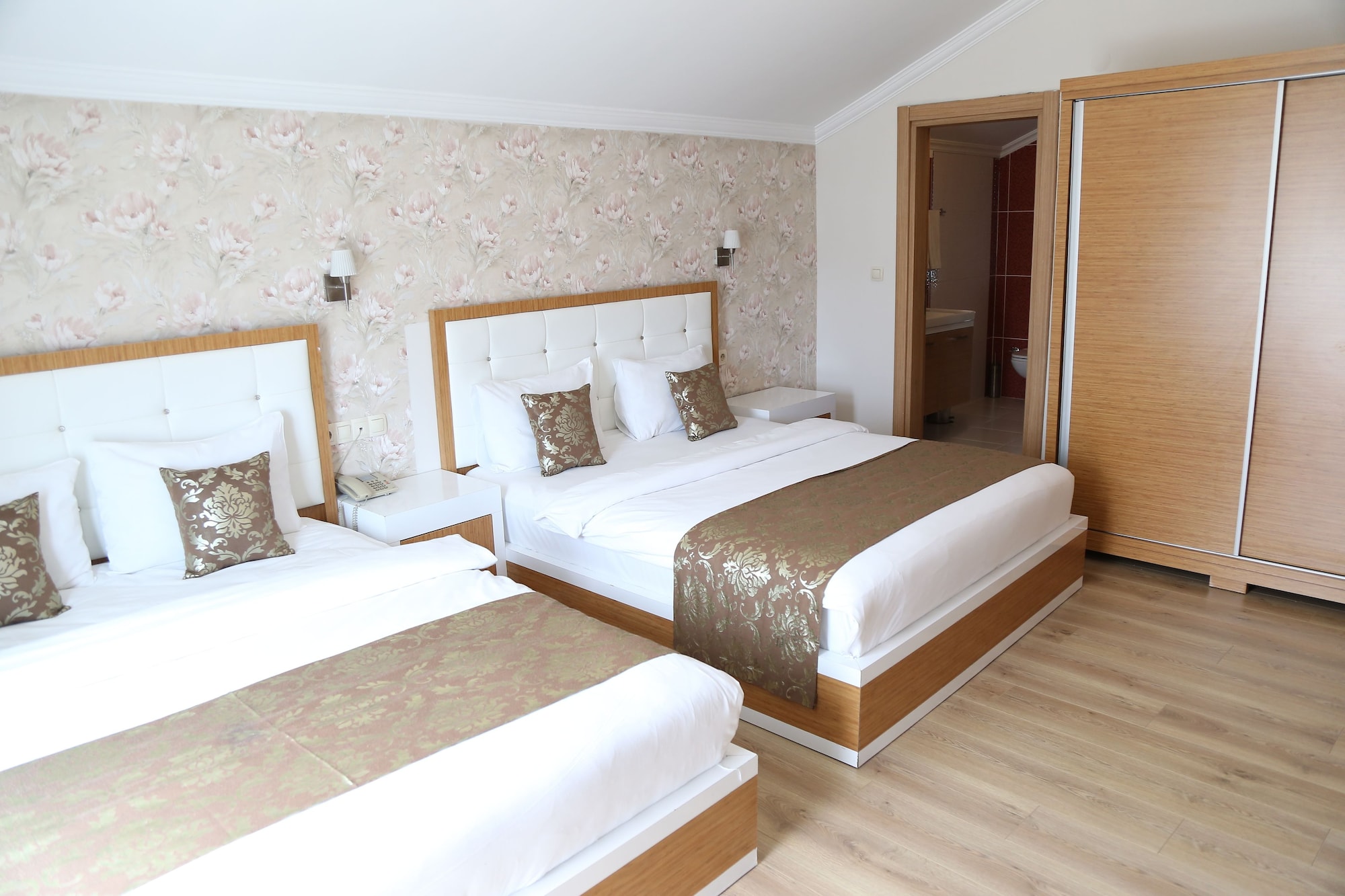 ROOM, QUADRUPLE