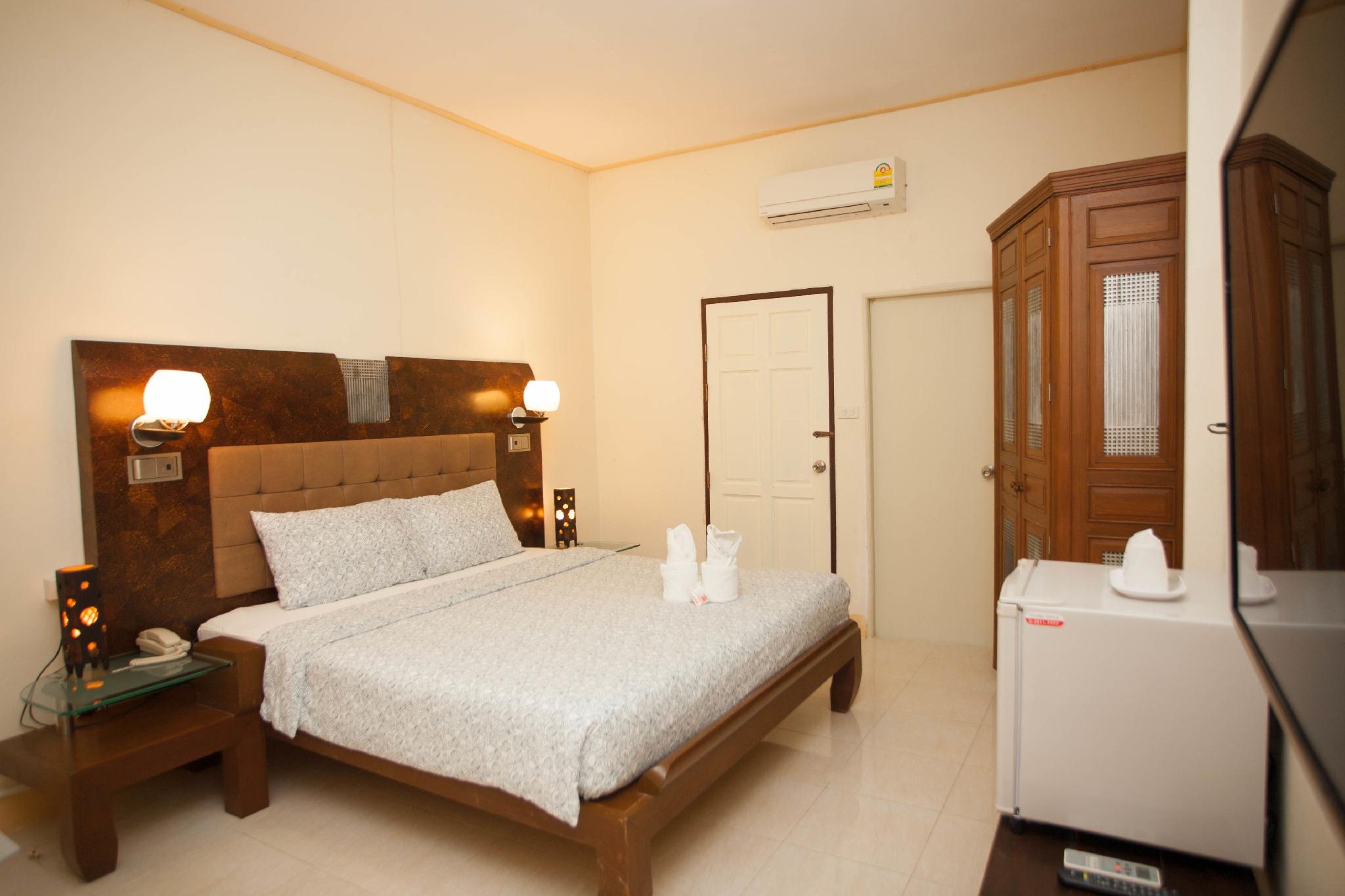 DELUXE, KING BED