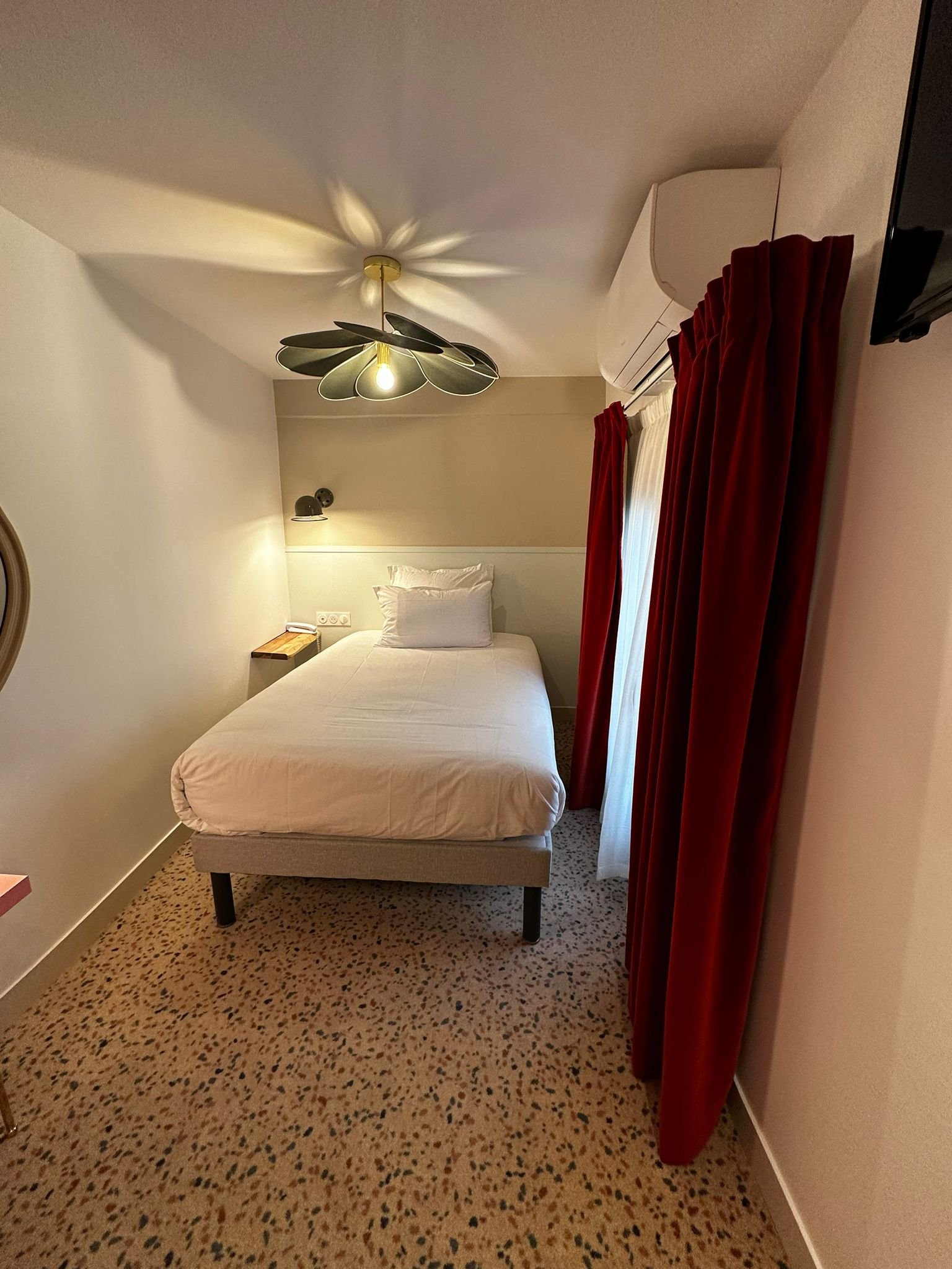 HOTEL DES CANETTES 4/10