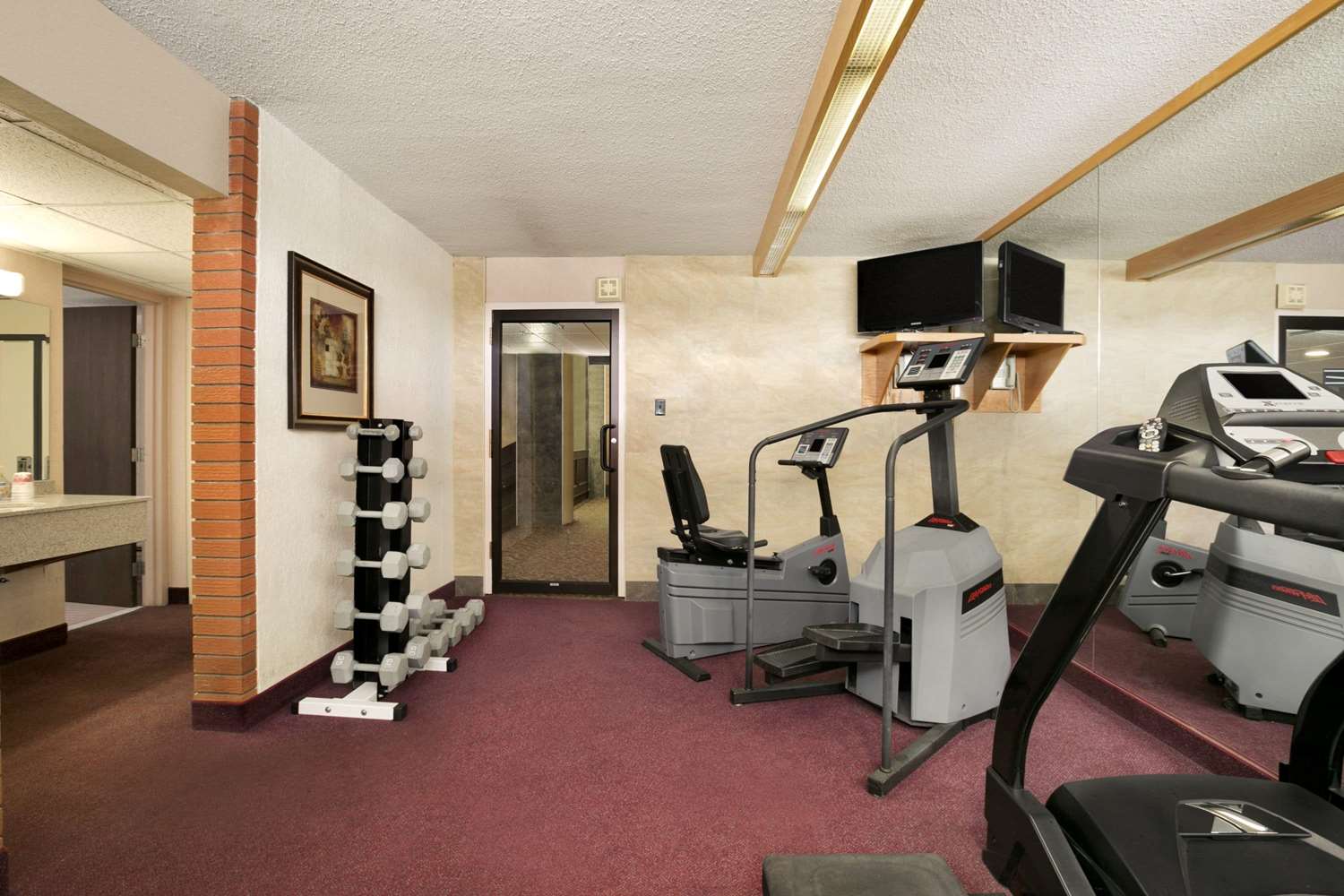 Ramada By Wyndham Lethbridge 10/19