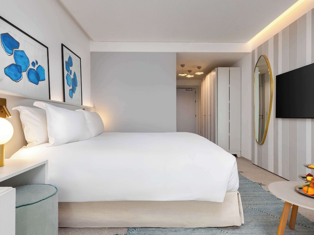 Superior, Queen Bed, Pool and Sea View