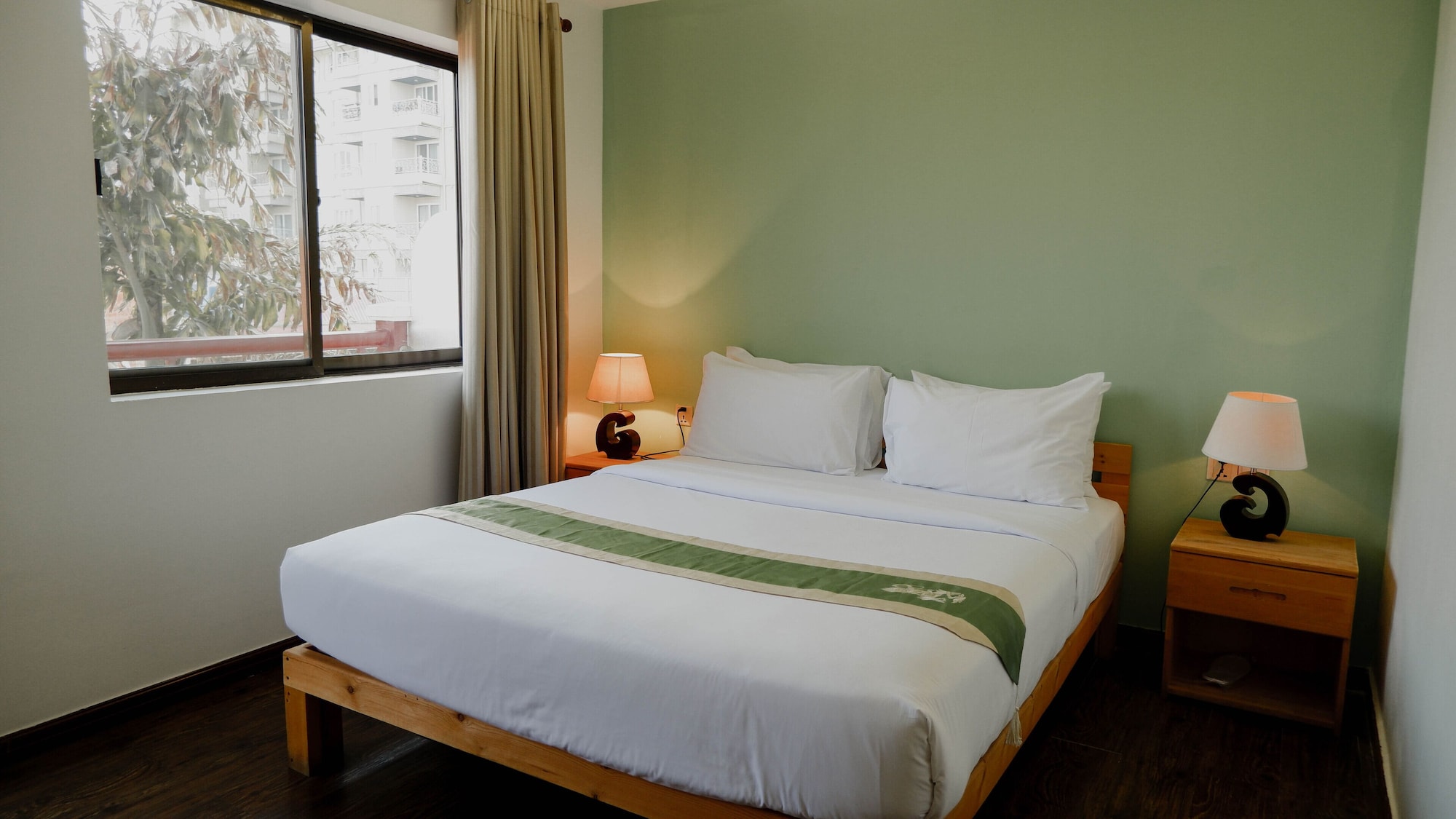 SUPERIOR, QUEEN BED