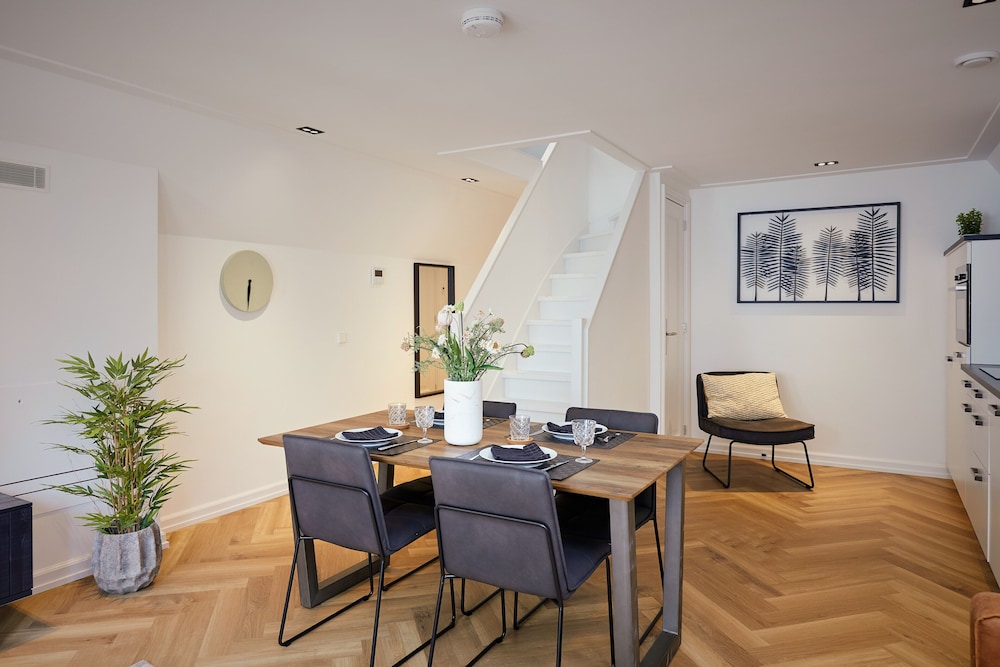 Damrak Short Stay Amsterdam 28/35