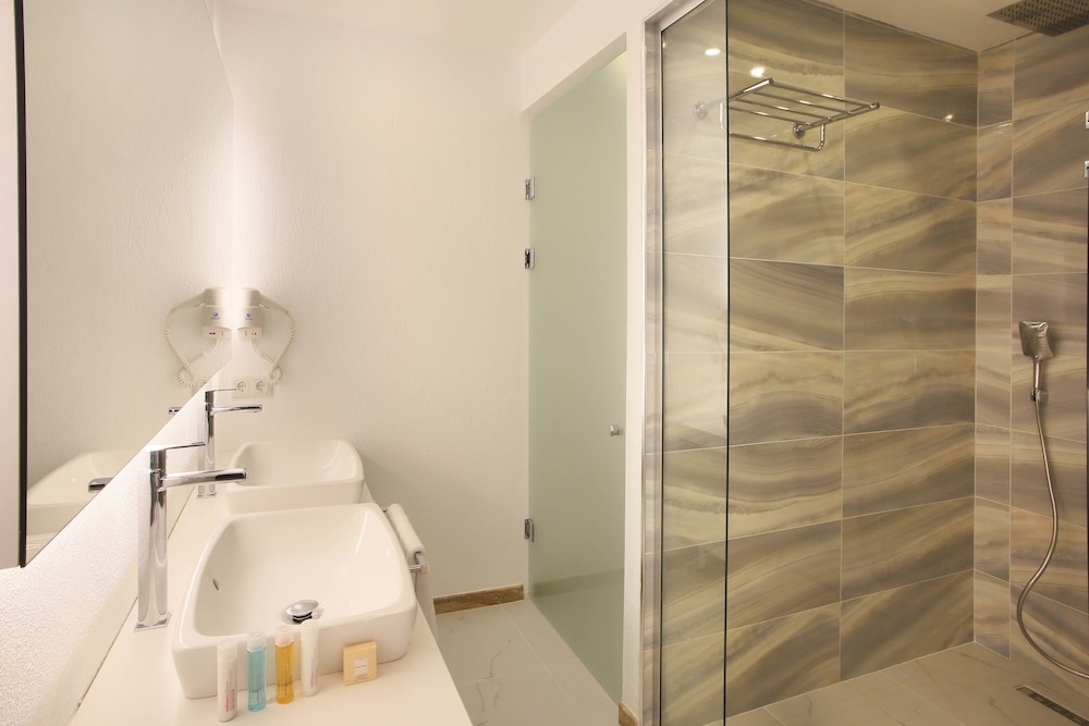 Nur Beach Hotel 39/41