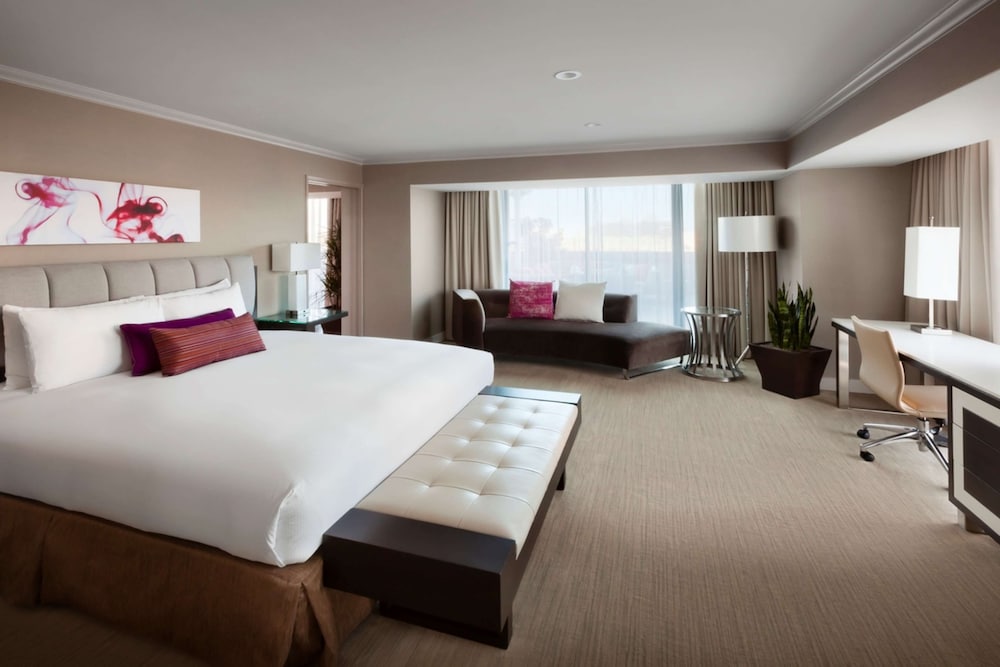 Hilton Anaheim 25/85