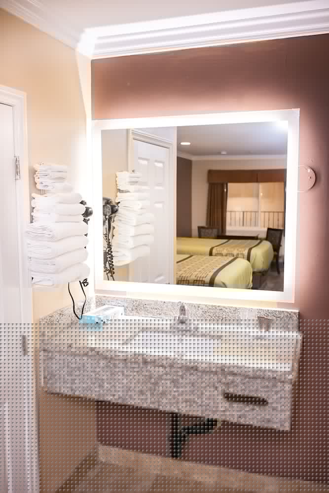 Rodeway Inn & Suites Bellflower 8/33