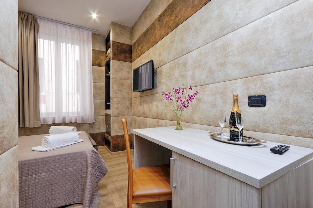Gialli Vatican Guesthouse 50/50