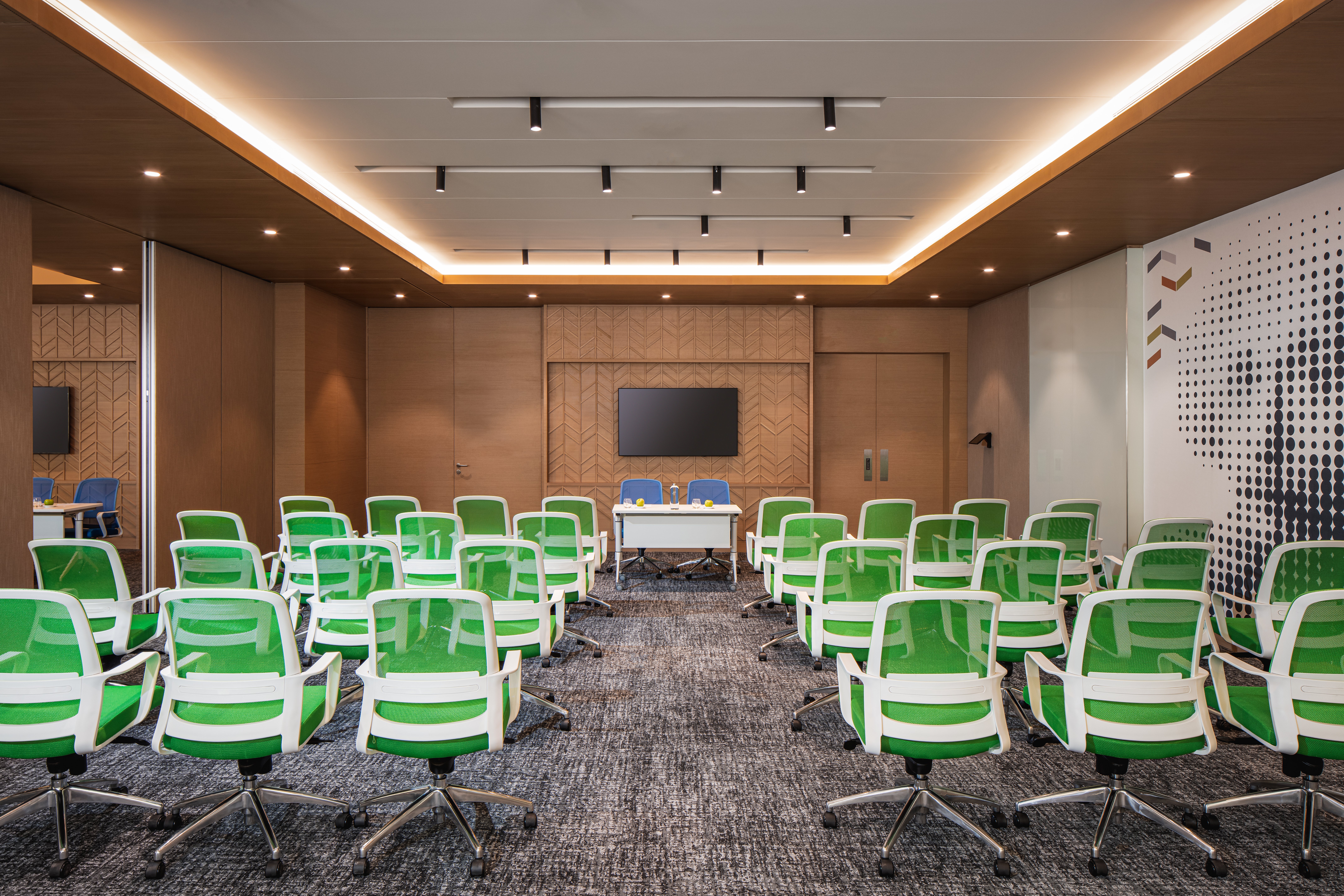 Holiday Inn & Suites Dubai Science Park 38/50