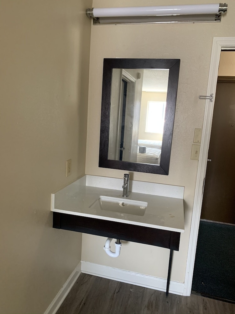 Econo Lodge Cherry Point 29/43