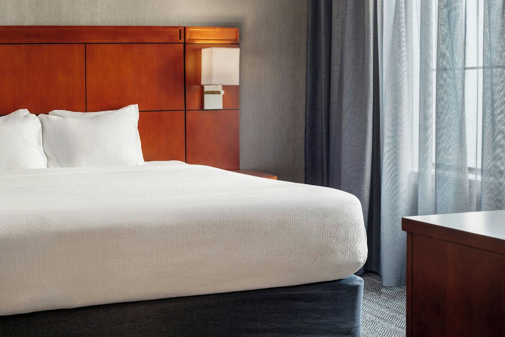 غرفة بسرير كينج مع أريكة، Courtyard Pittsburgh Airport 5/10