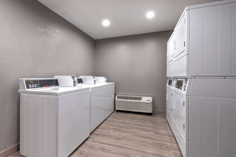 Hawthorn Extended Stay by Wyndham Bedford / Dallas 24/49