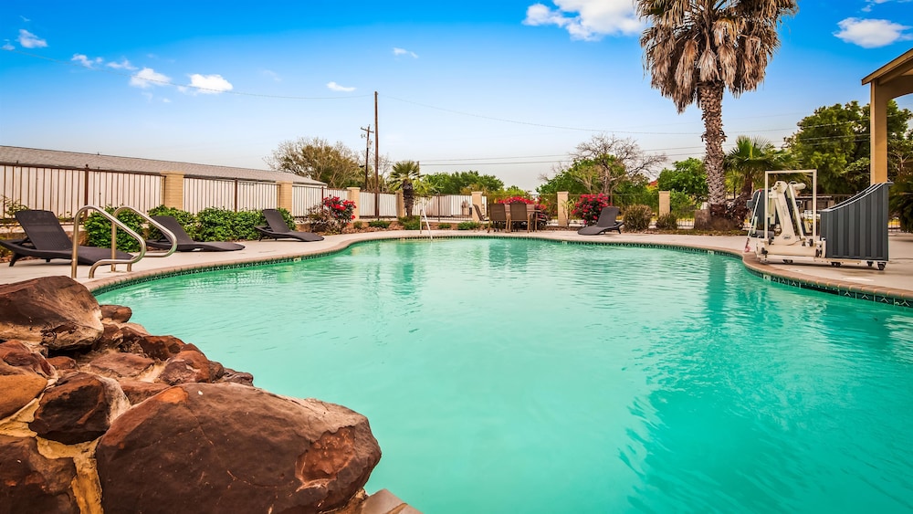 SureStay Hotel by Best Western Floresville 3/29