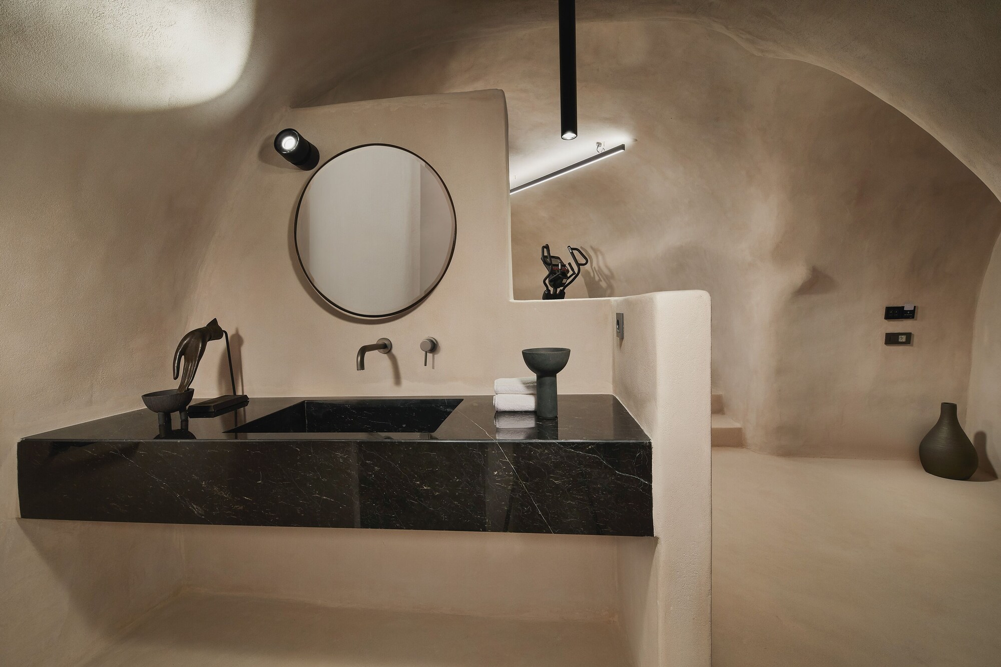 GRAND, DIVINE, SUITE, KING BED, CALDERA VIEW, JETTED TUB