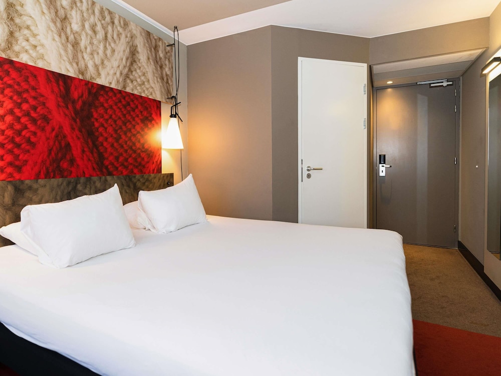 ROOM, DOUBLE BED