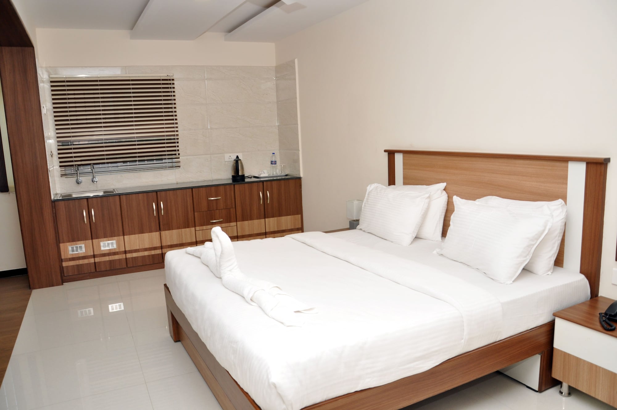 DELUXE, DOUBLE BED