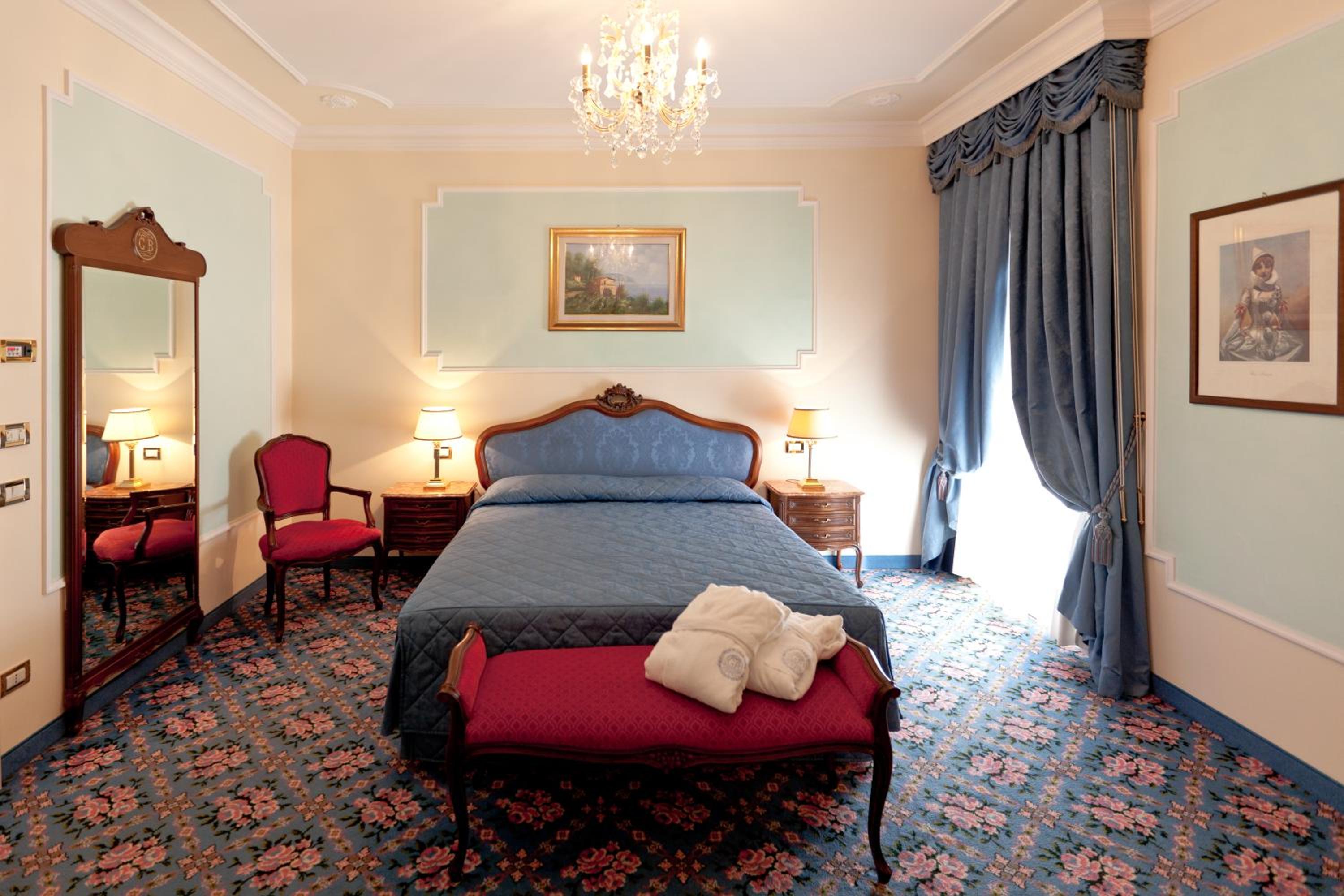 ROOM, DOUBLE BED
