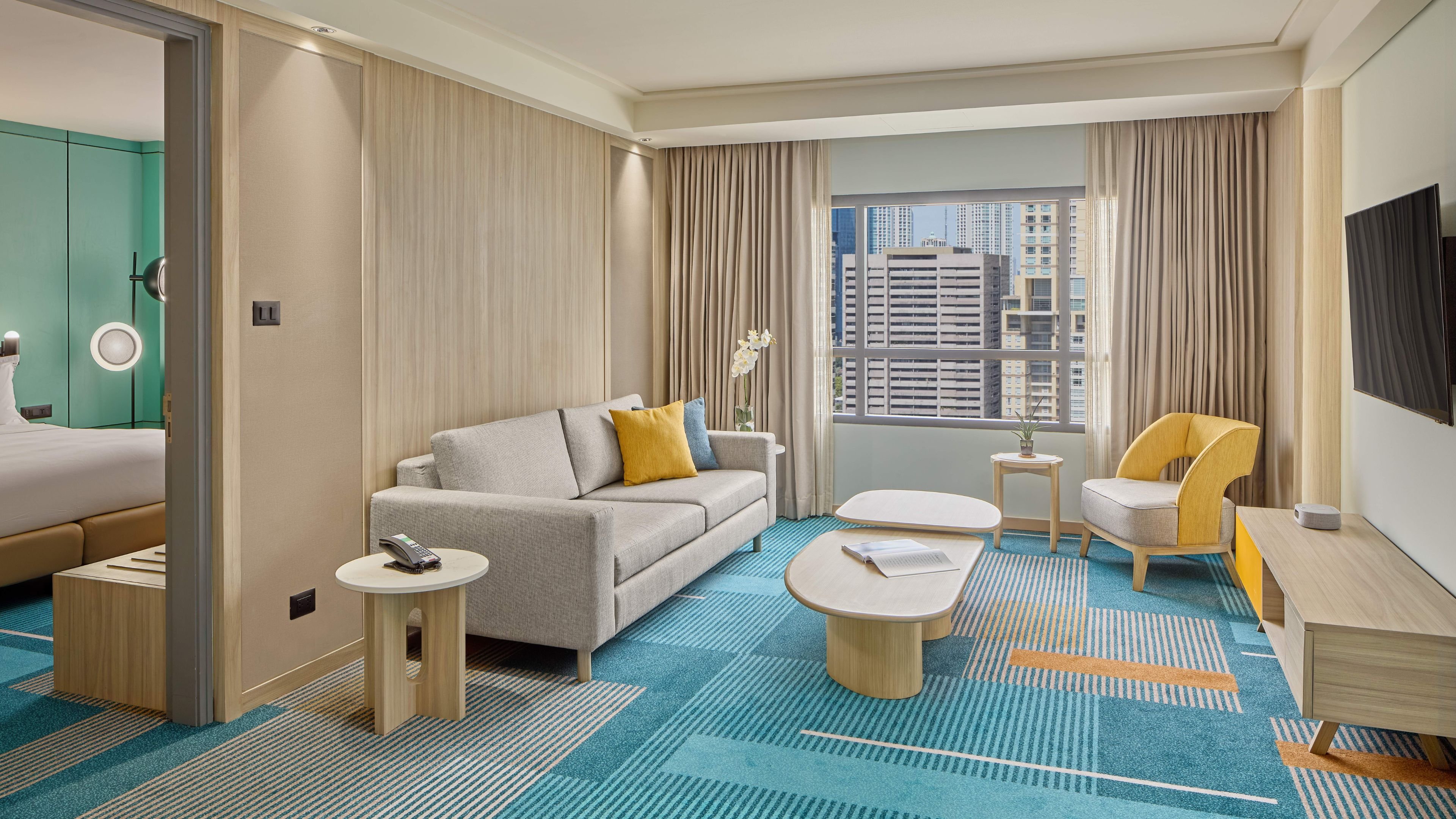 Holiday Inn & Suites Makati 30/75