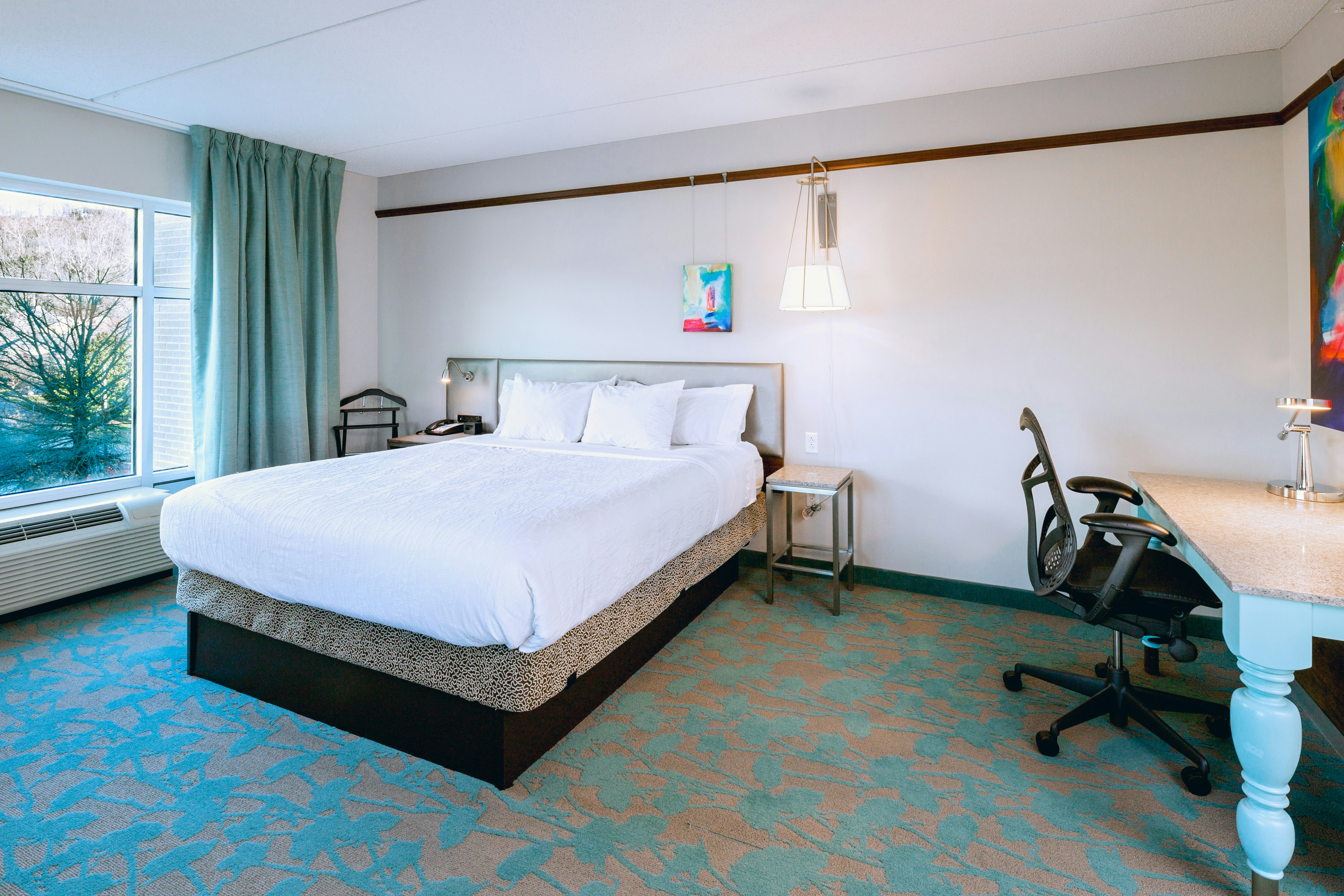 ROOM, KING BED, CORNER