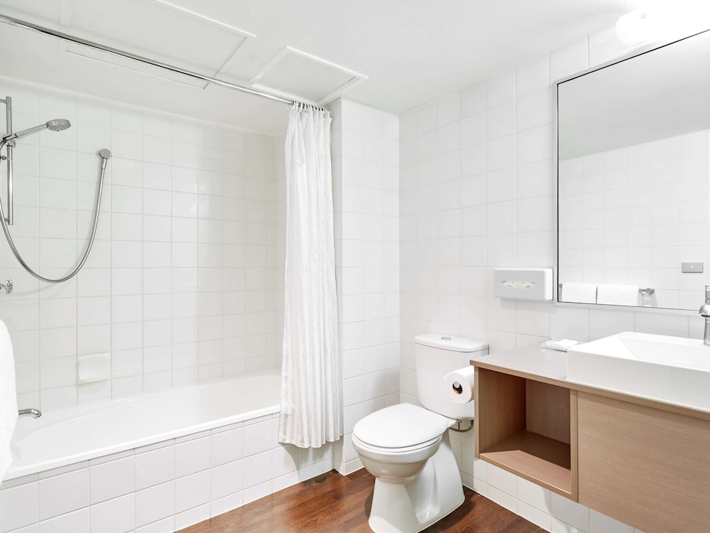 ibis Melbourne Hotel and Apartments 67/70