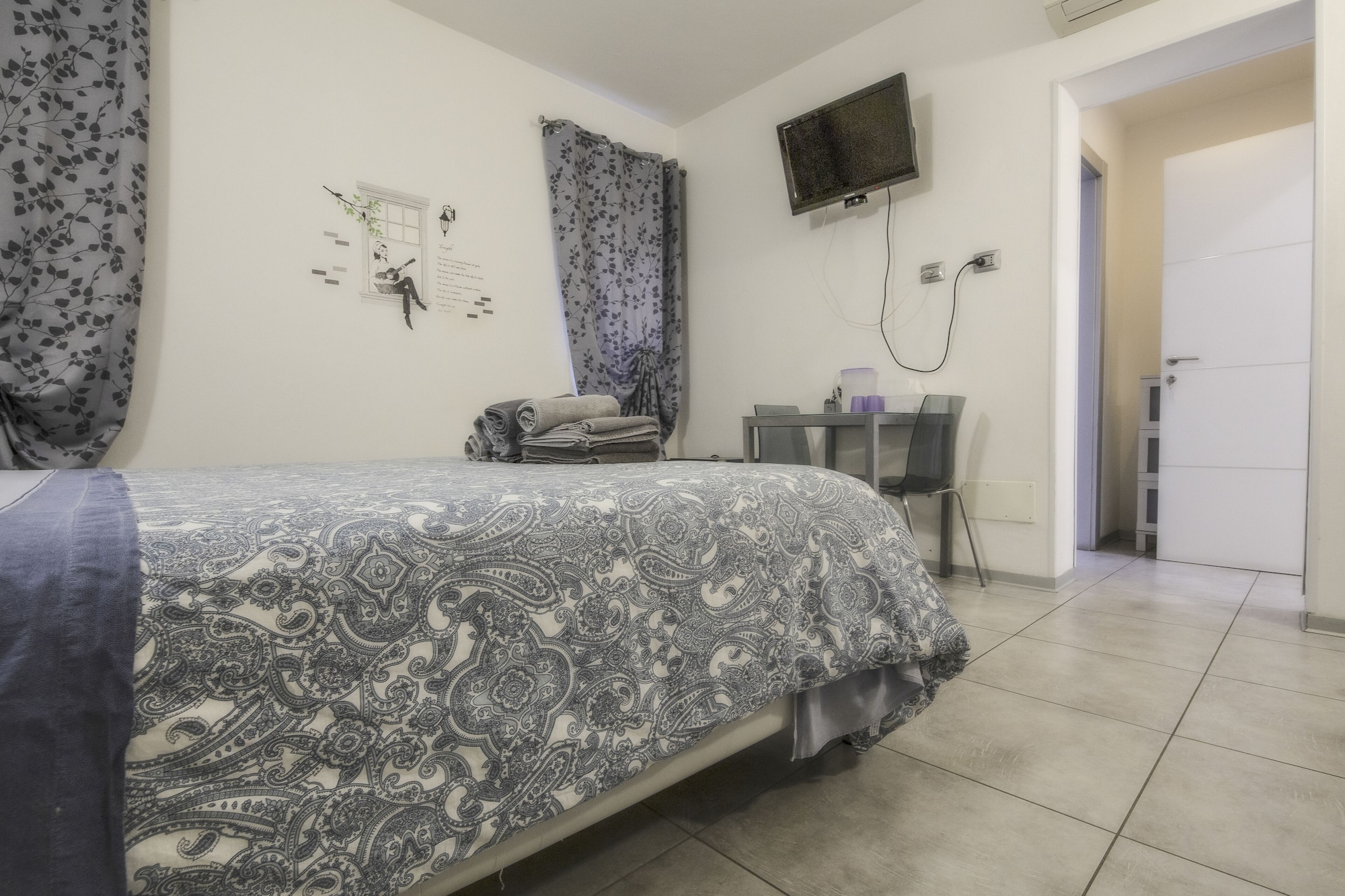 غرفة إليت ثلاثية بسرير كوين مع أريكة، B&B Il Giardino Di Rebecca 6/9