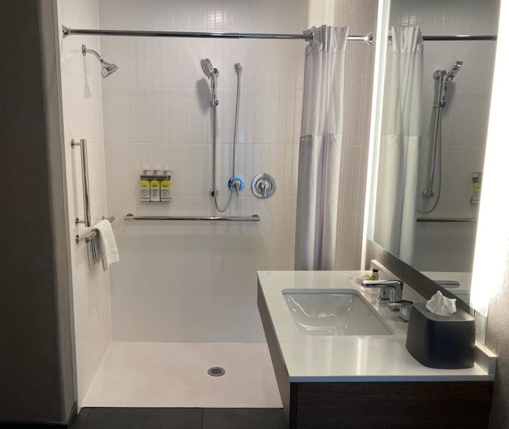 Staybridge Suites Phoenix-Glendale 15/65