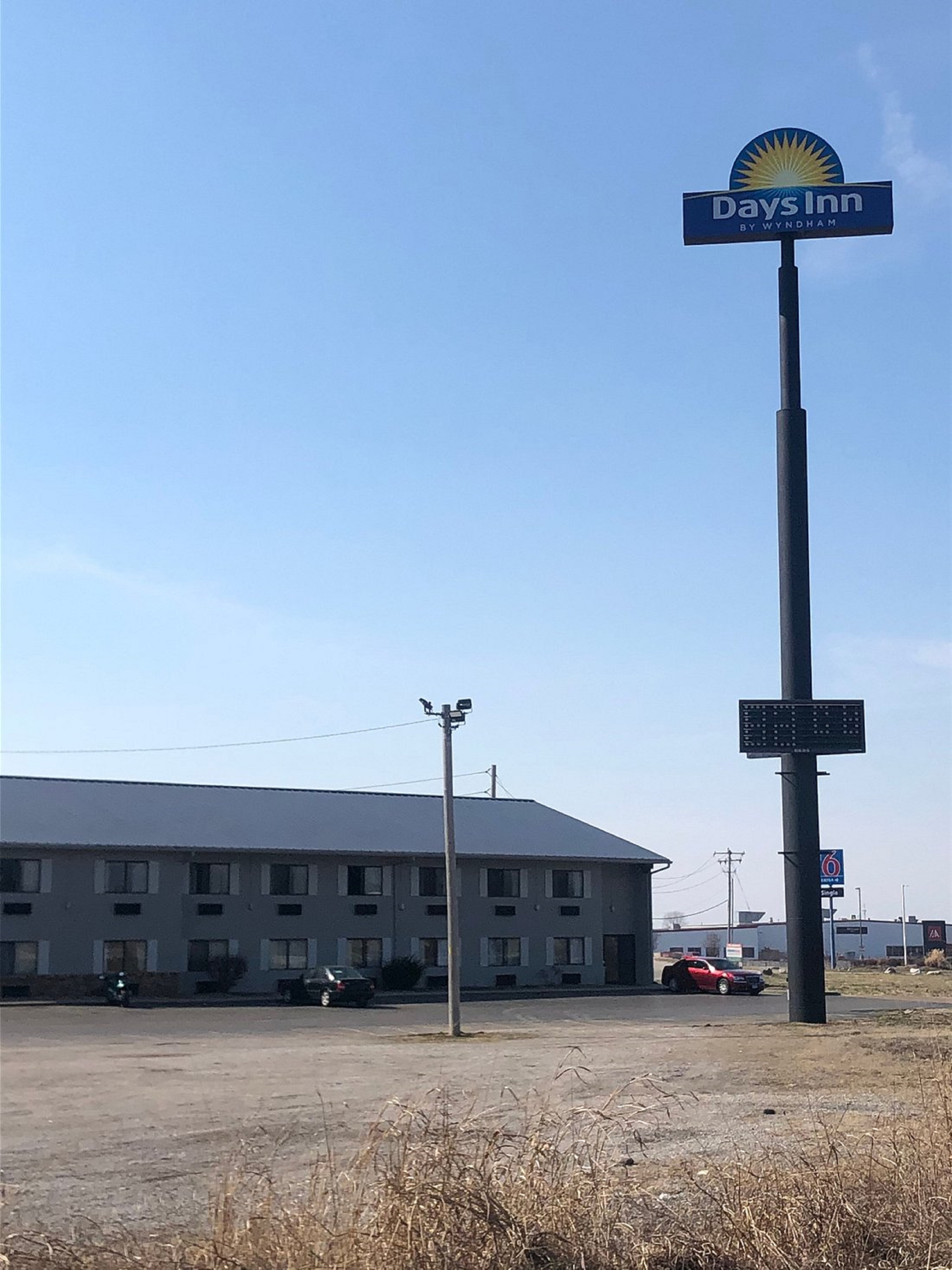 Days Inn & Suites by Wyndham Caseyville 18/20