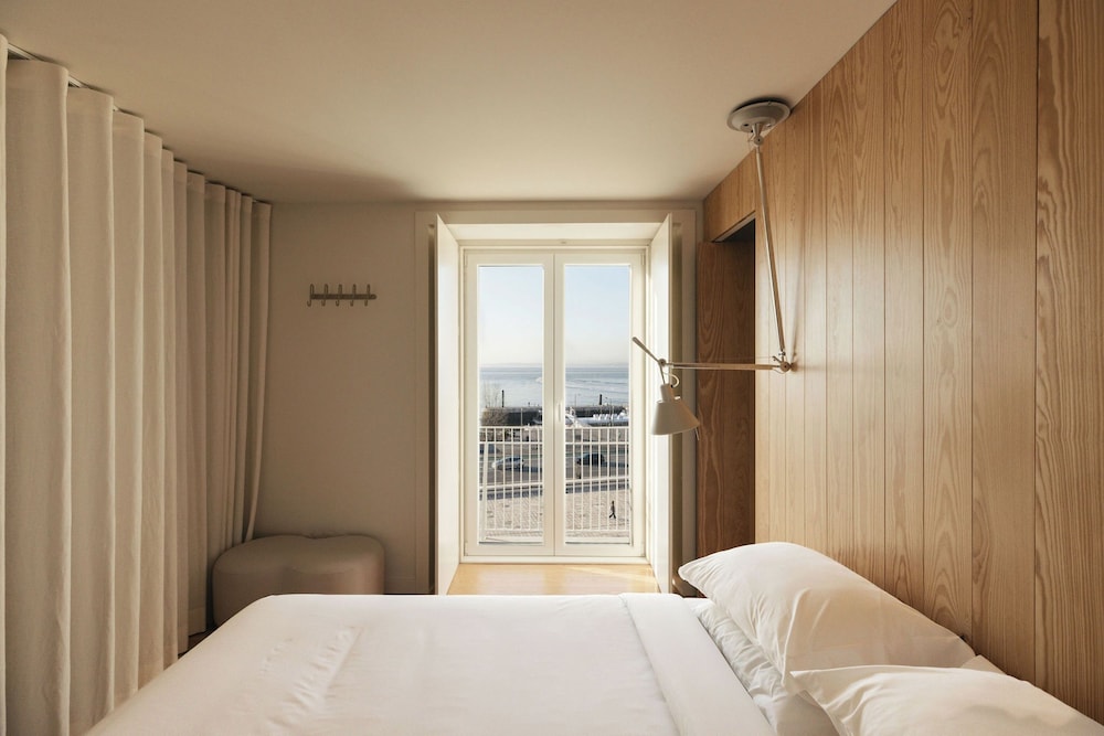 2 BEDROOMS, PREMIUM, APARTMENT, RIVER VIEW