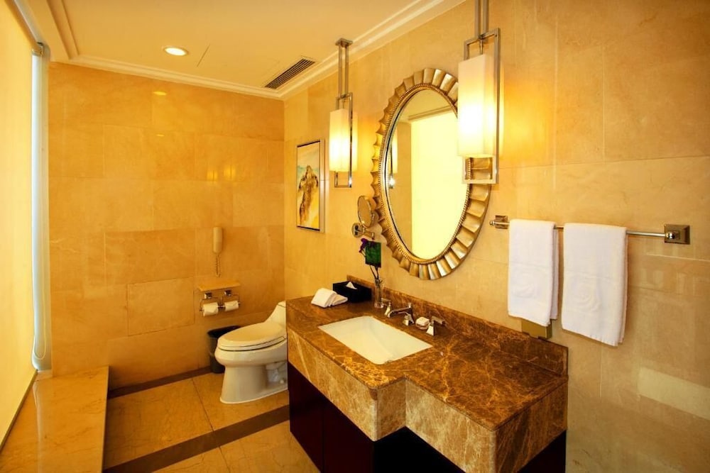 Golden Eagle Summit Hotel 15/24