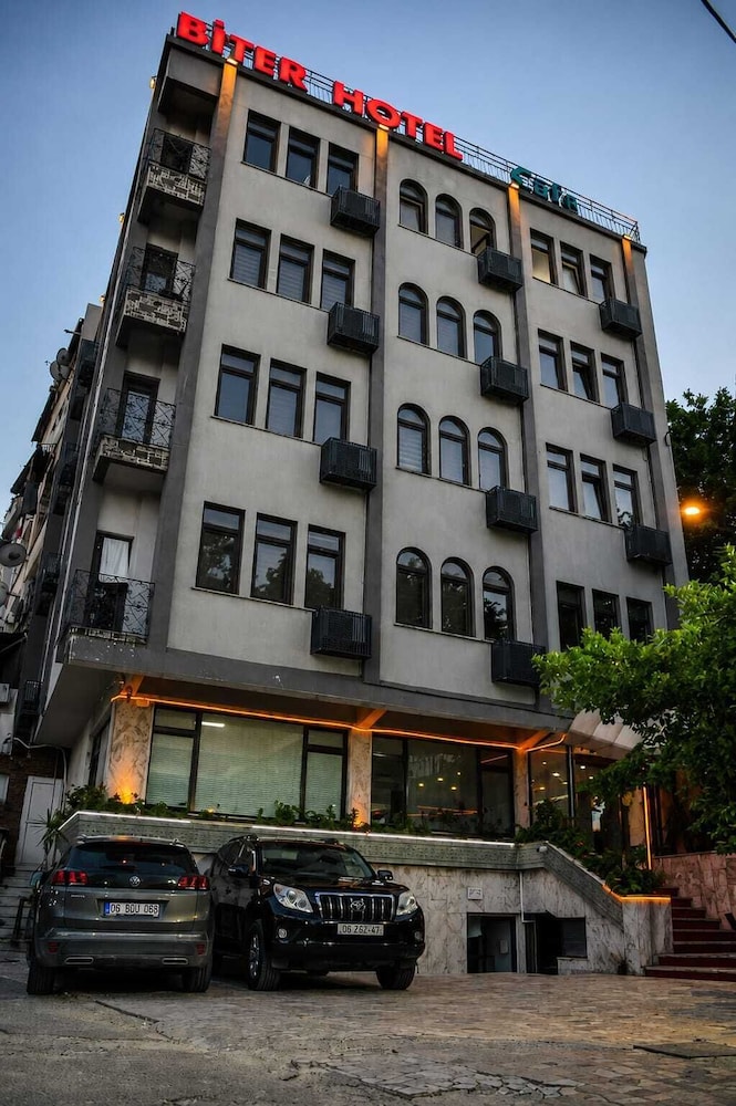 Biter Hotel 3/44