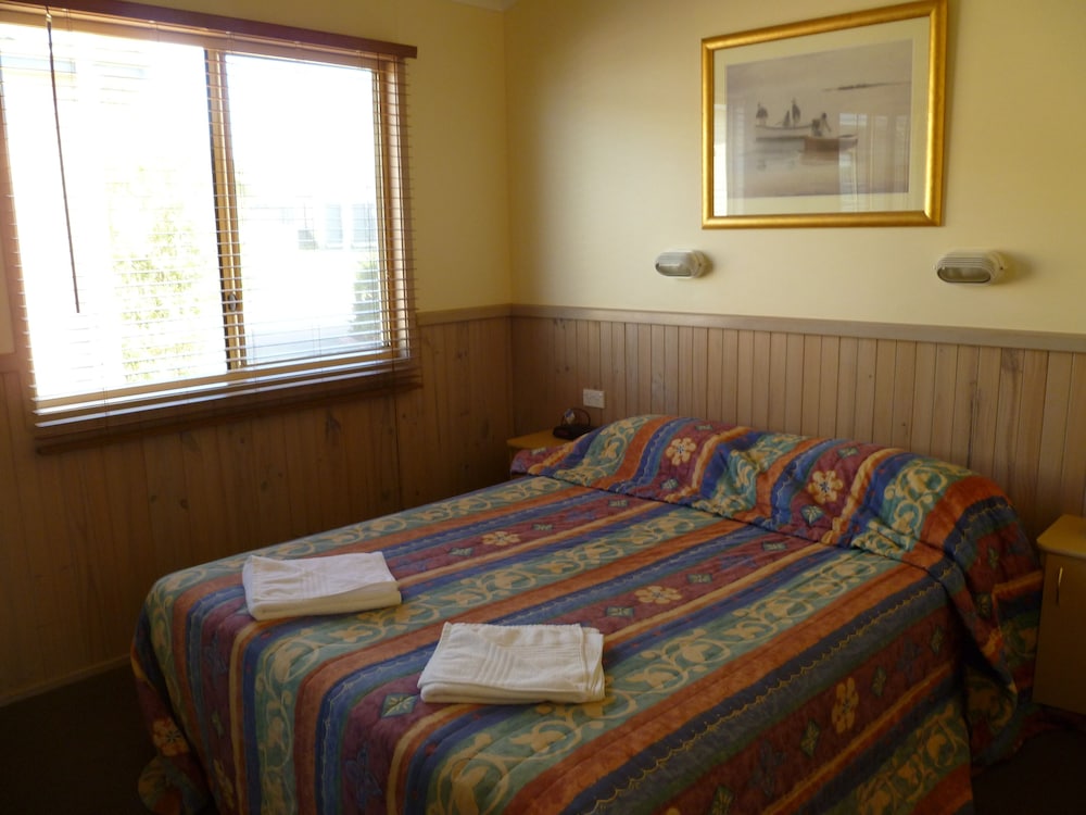 Cliff Top, Ocean, Bungalow, 1 Queen and 2 Bunk Beds, Queen Bed