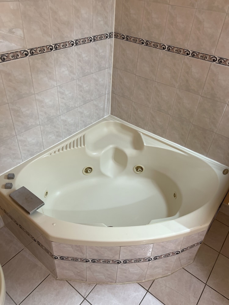 Executive Inn and Suites Lackland AFB 17/17