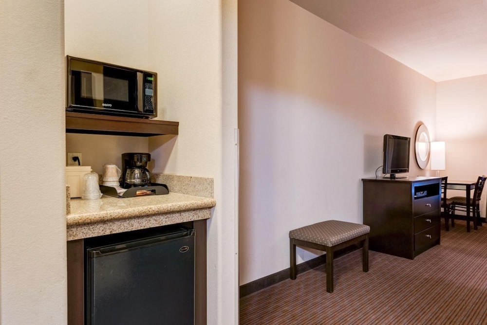 Comfort Inn And Suites 25/29