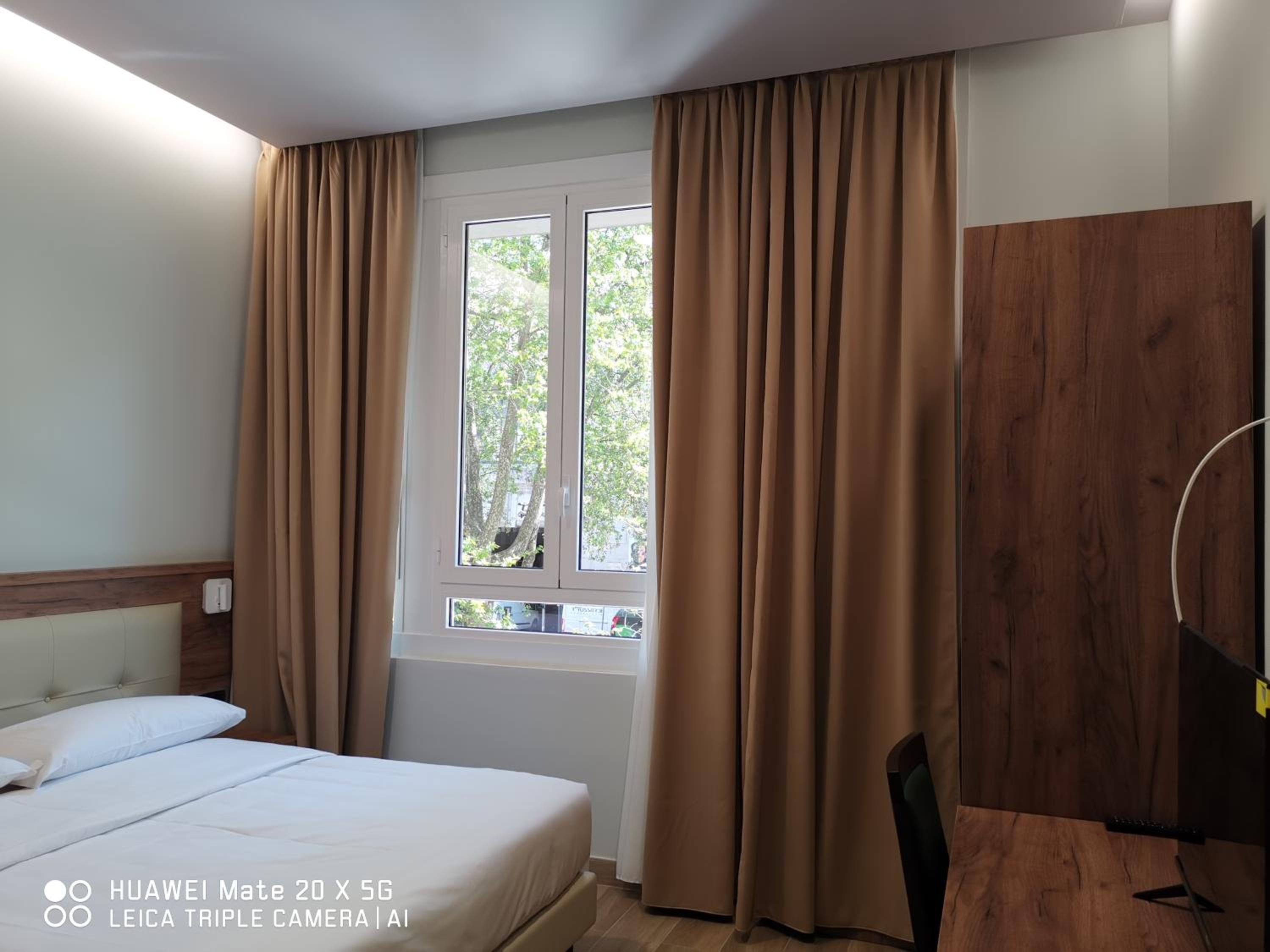 ROOM, DOUBLE BED