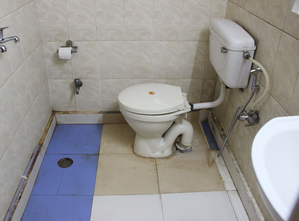 Oyo 2407 Hotel Gera's M1 17/17