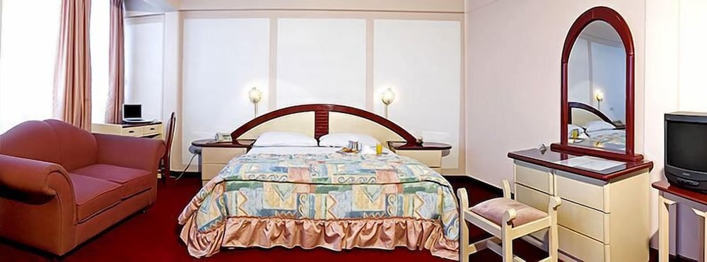 Americana Hotel 23/37