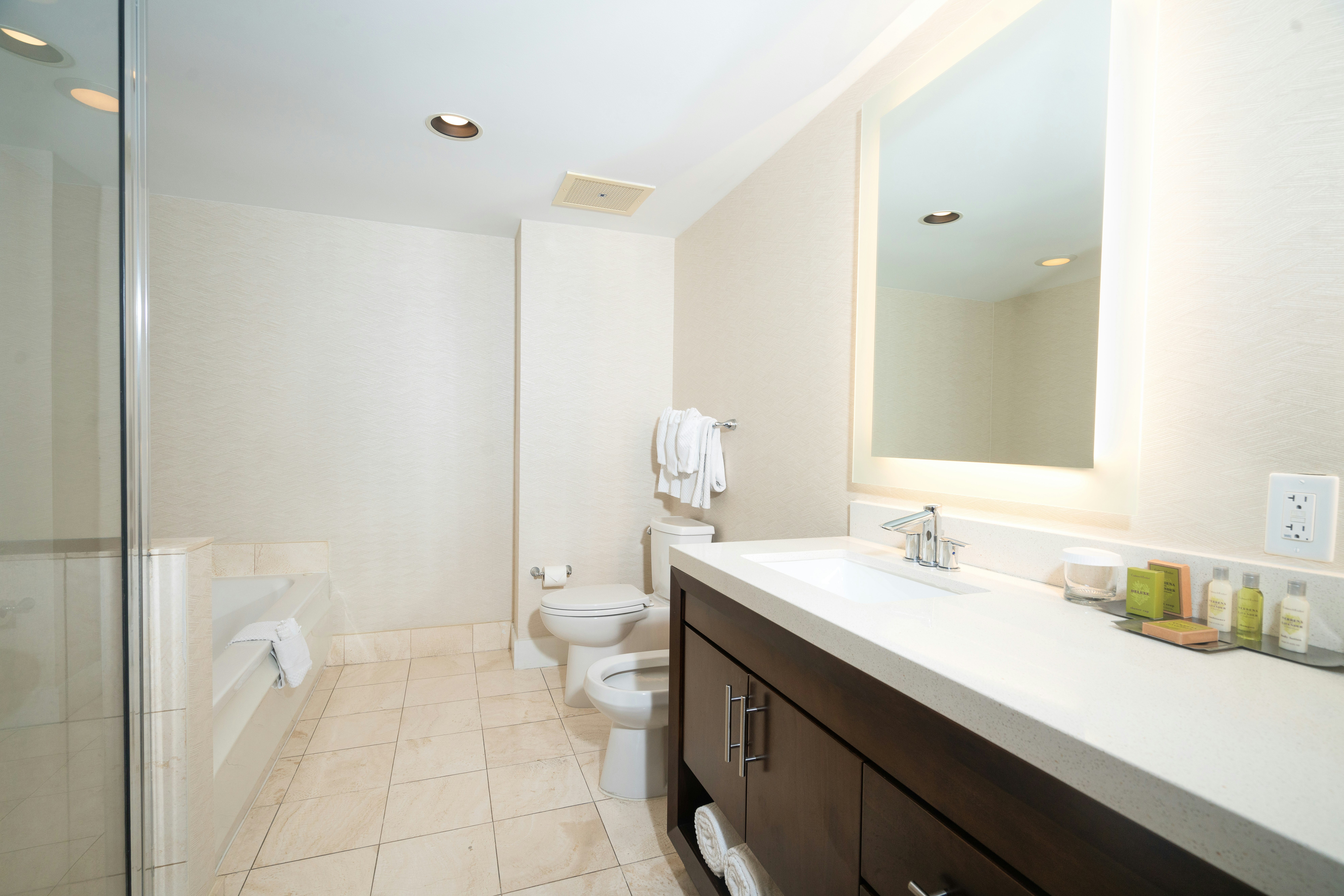 جناح بسرير كينج أو كوين بغرفتي نوم، Doubletree By Hilton Ocean Point Resort – North Miami Beach 6/6
