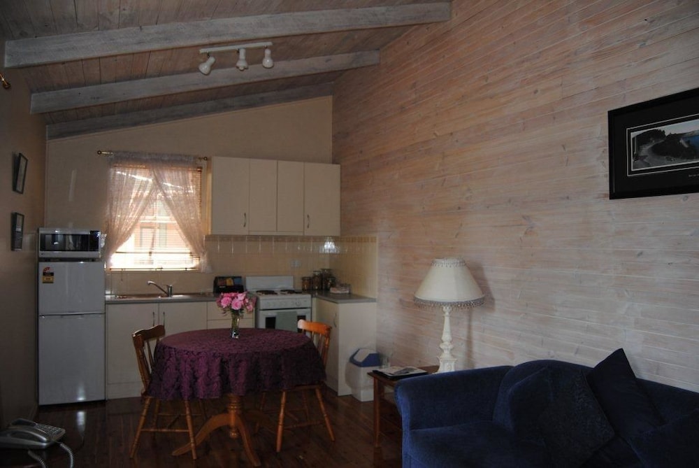 Clarendon Chalets 4/50