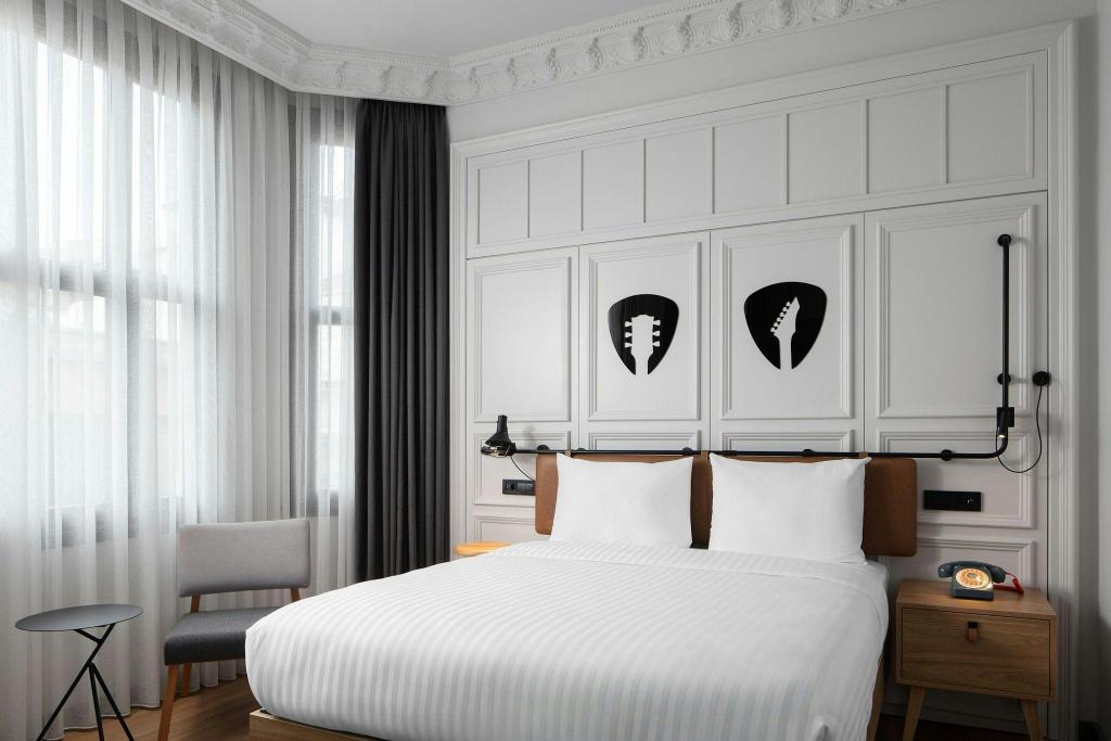 Moxy Sleeper, Guest Room, Queen Bed, City View, Sofa