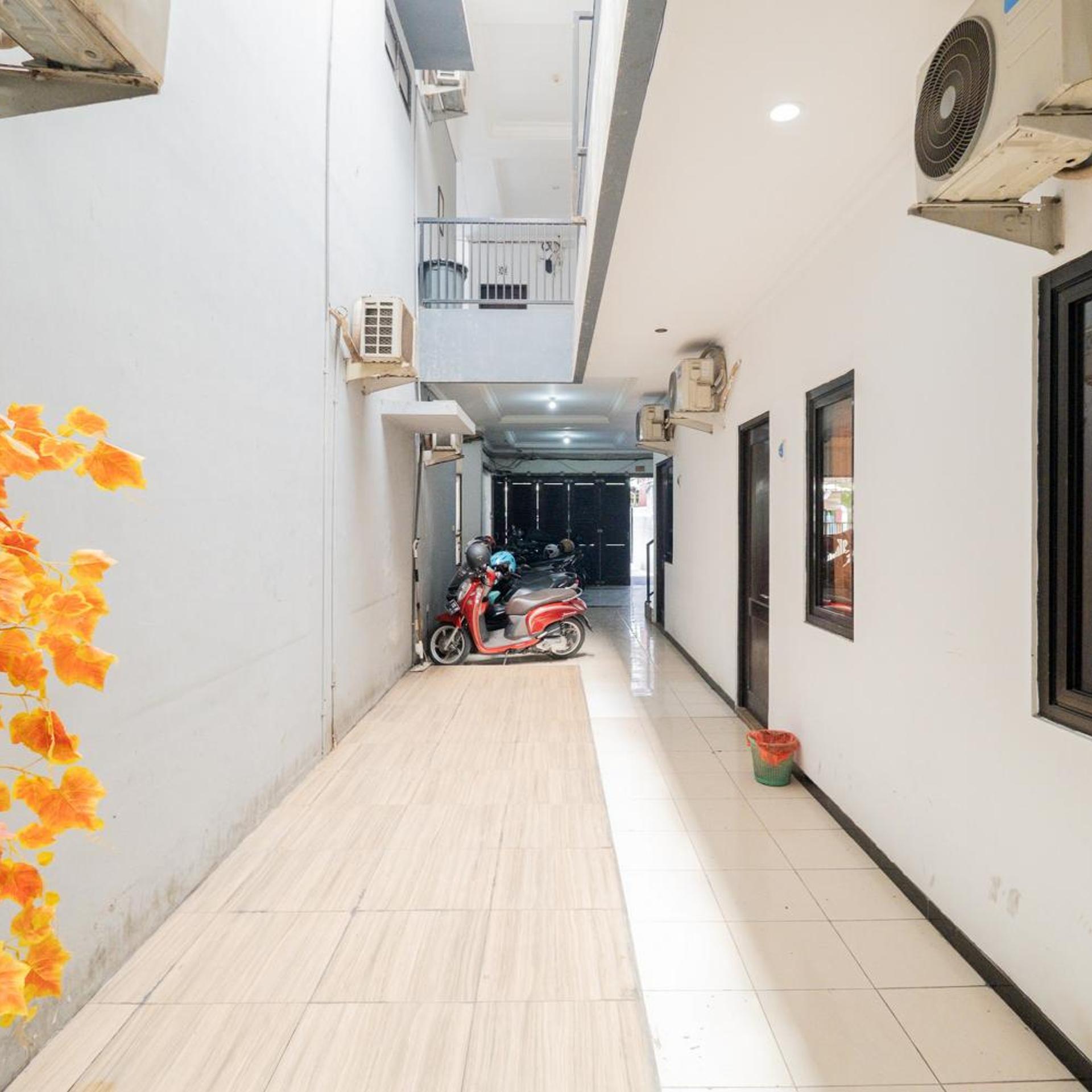 OYO Flagship 90524 Holistay Surabaya New 28/33