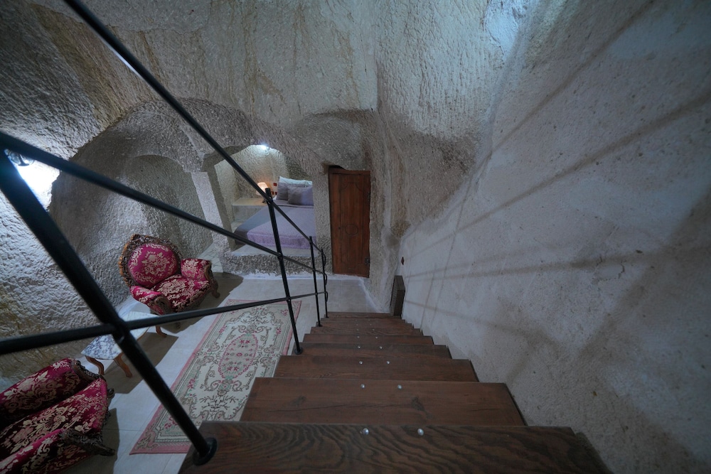 Holiday Cave Hotel 32/81