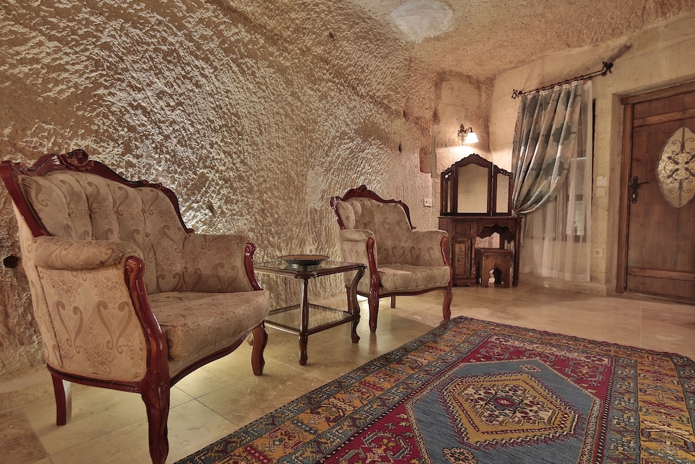 Shoestring Cave House 25/50